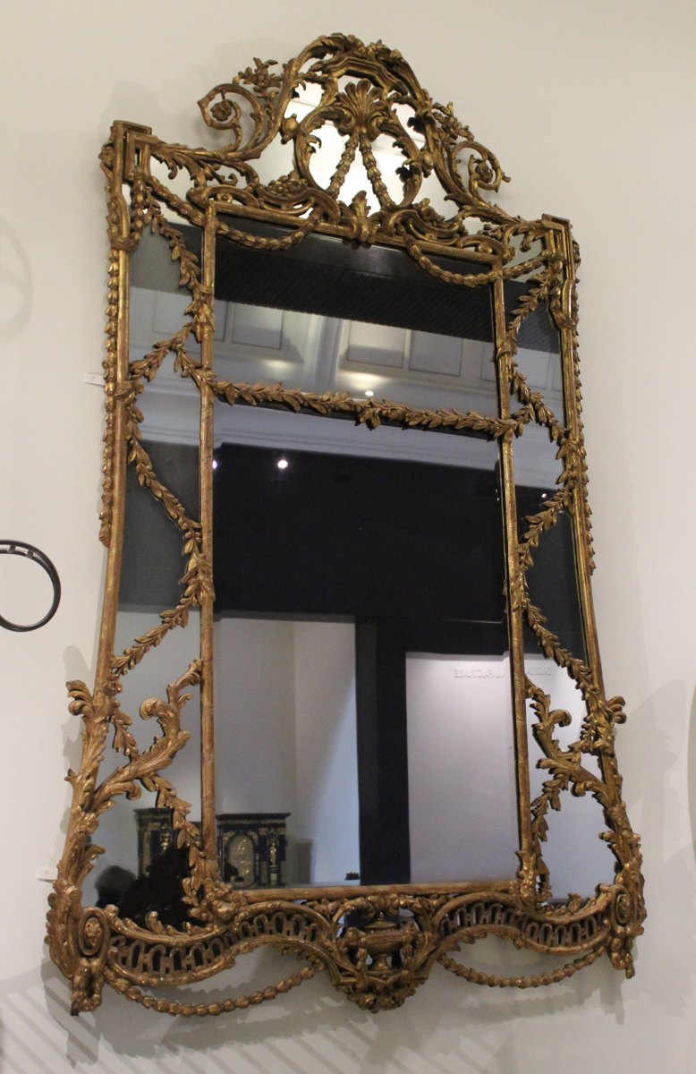 Specchio con cornice dorata